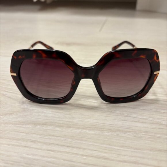 Lily Pulitzer Sunglasses - Picture 3 of 10